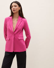 Blazer rosa com lapela e bolsos com aba, visto de frente.