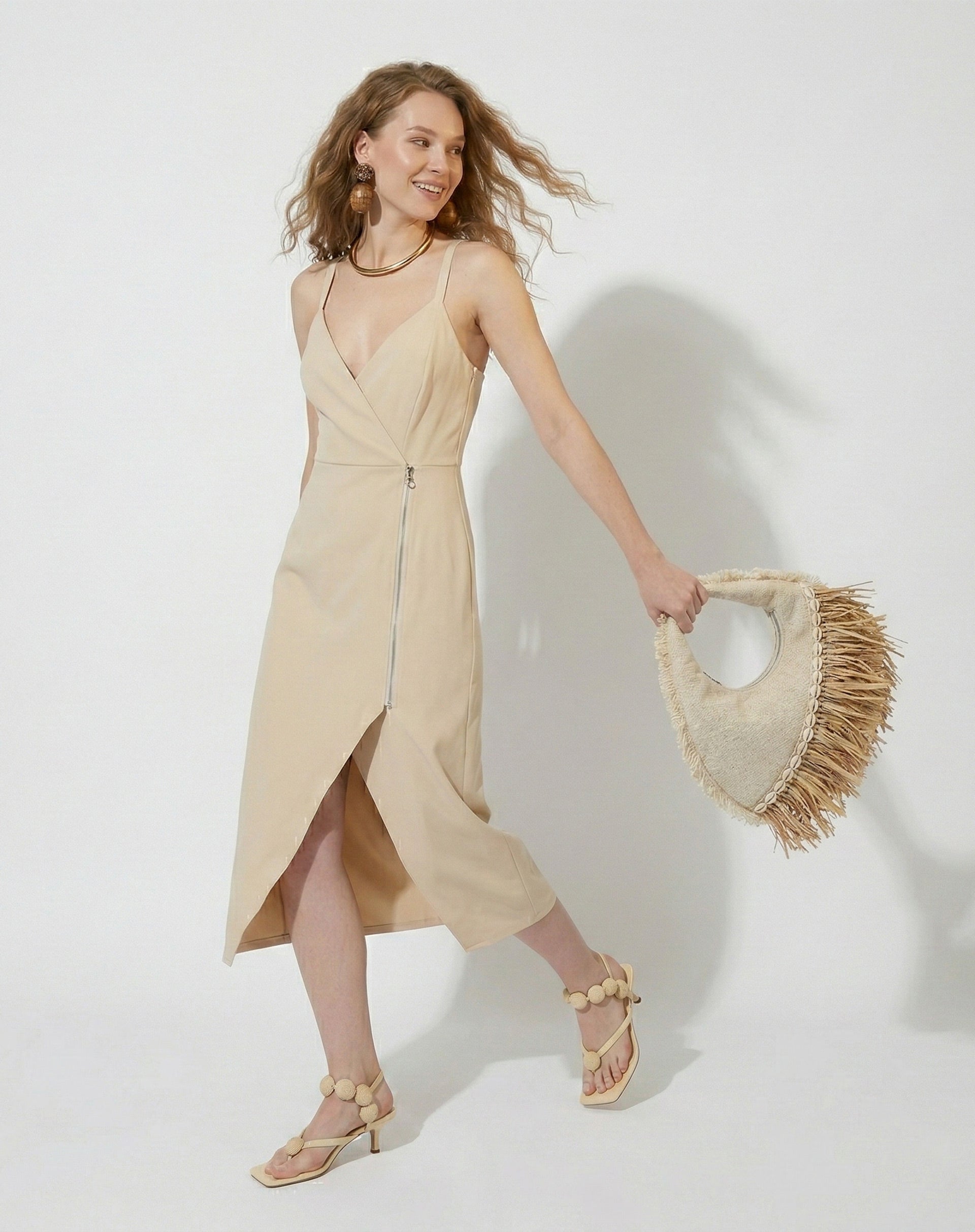 VESTIDO COM FENDA FRONTAL - AREIA