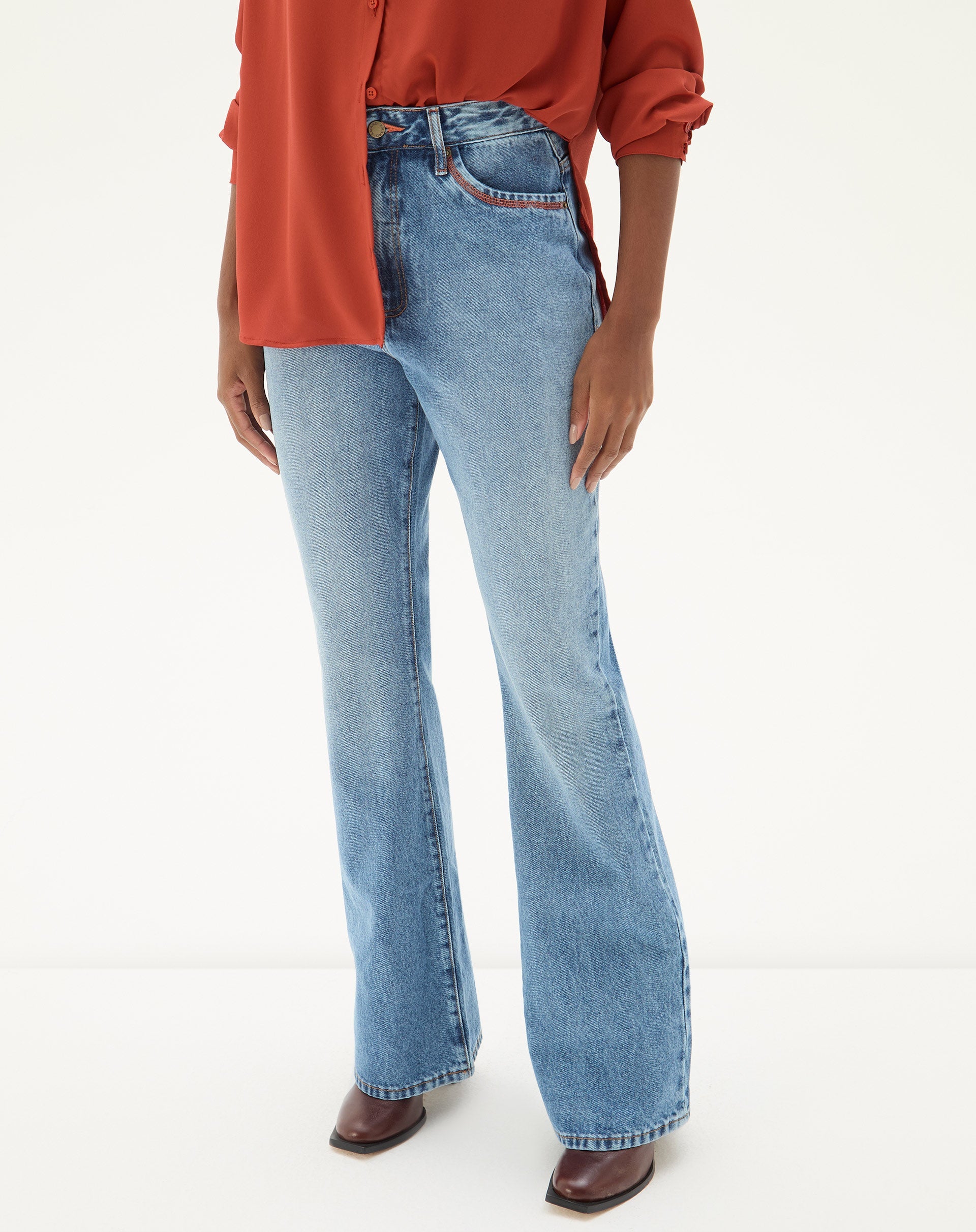 Vista frontal da calça jeans flare azul claro.