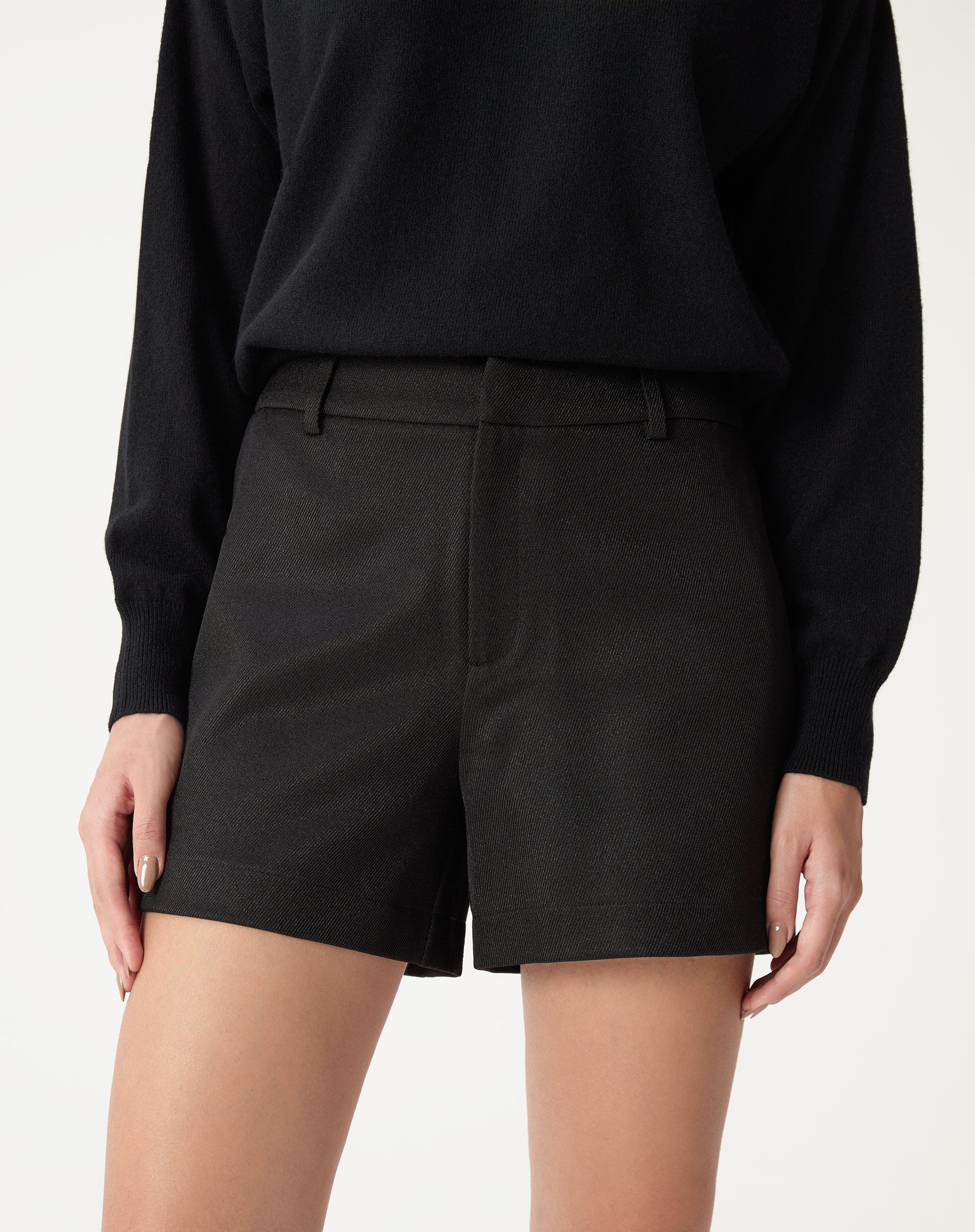 Vista traseira do shorts alfaiataria preto mostrando cós com passantes e bolso traseiro embutido, acabamento limpo