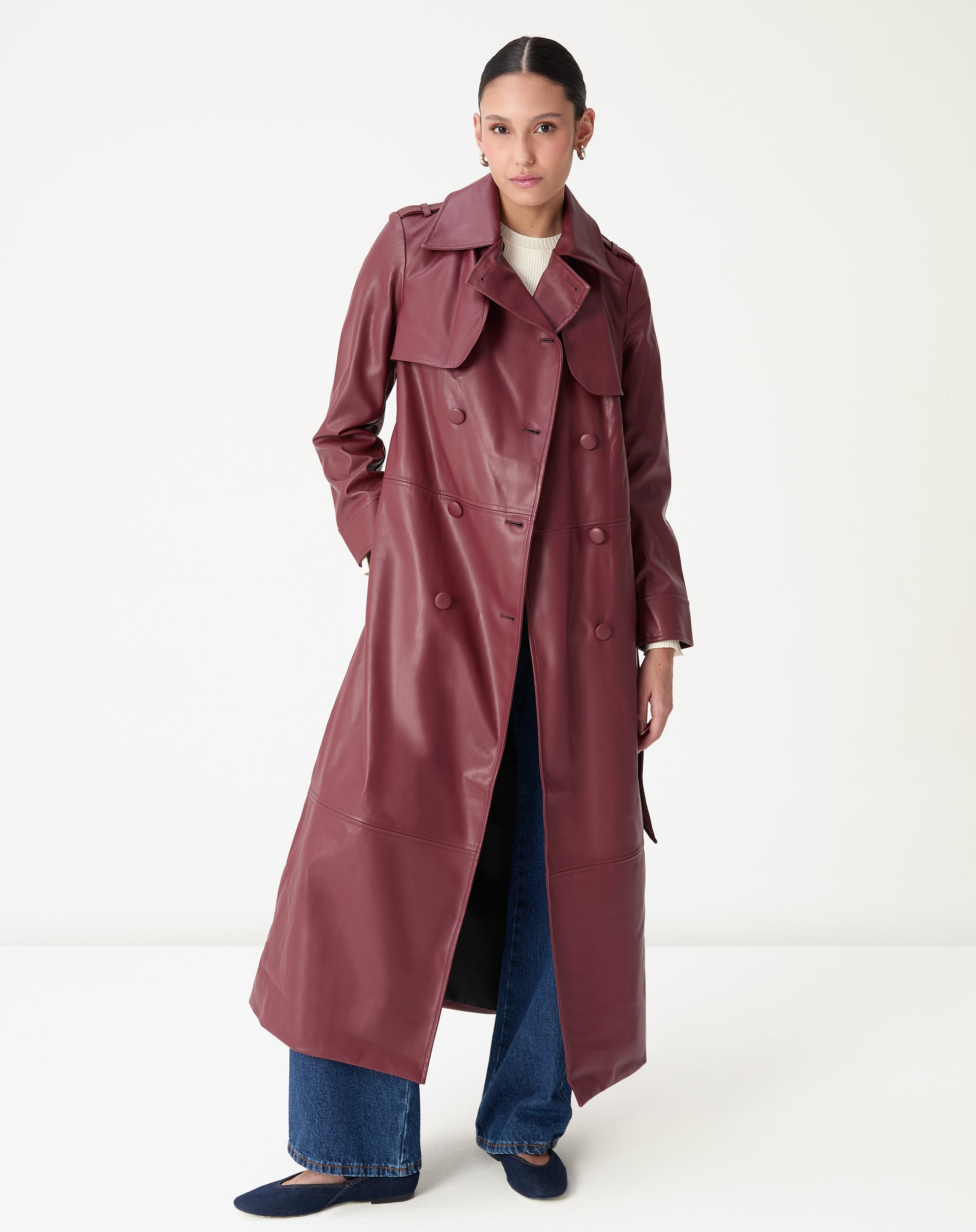 Foto frontal corpo inteiro do trench coat vinho em PU mostrando caimento longo e punhos retos