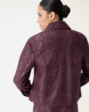 Detalhe do colarinho clássico da jaqueta vinho com padronagem snake print e botões frontais.