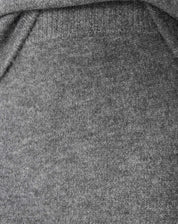 Saia longa tricot chumbo vista frontal até o tornozelo, com corte reto e comprimento maxi, combinada com sandália mule.