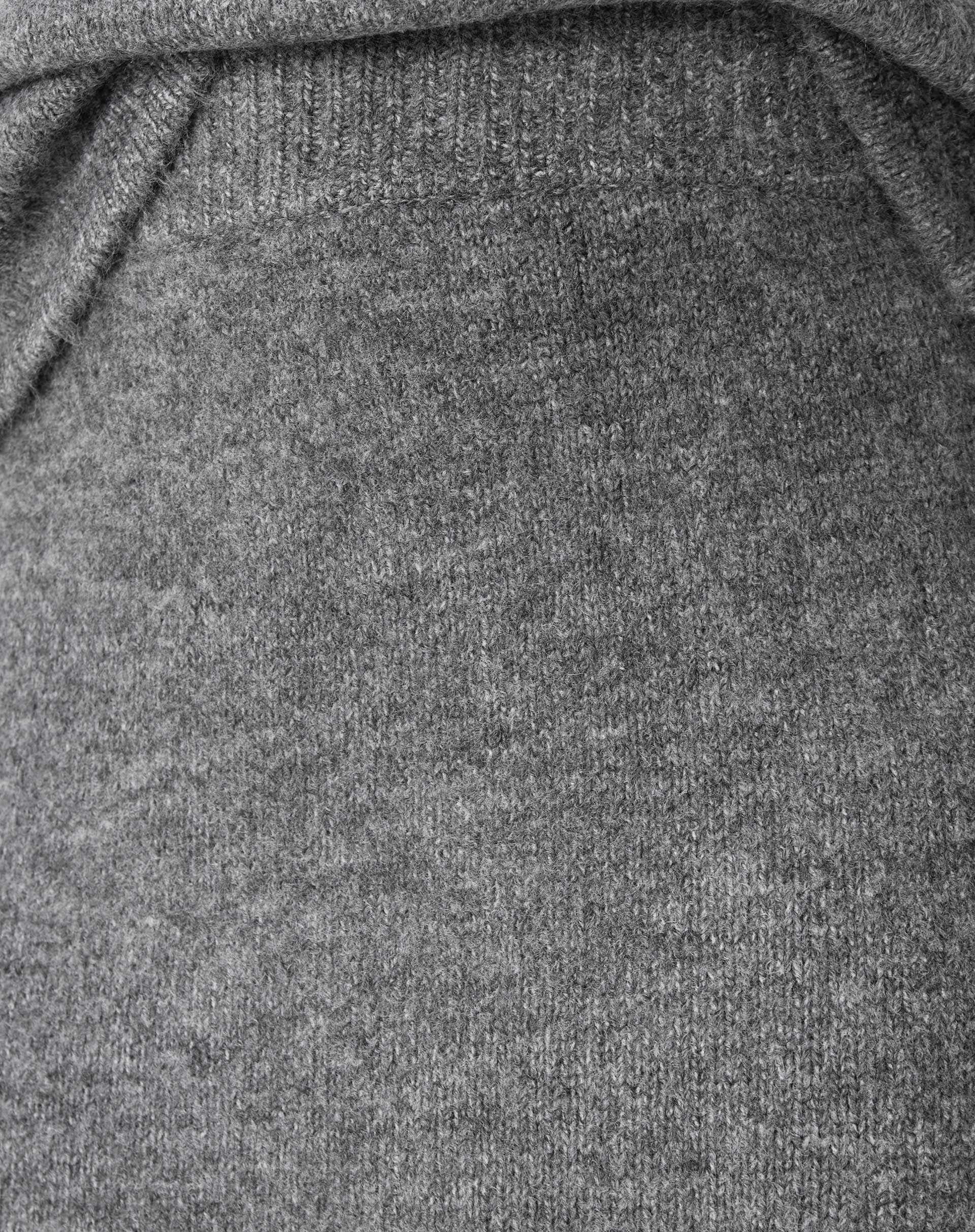 Saia longa tricot chumbo vista frontal até o tornozelo, com corte reto e comprimento maxi, combinada com sandália mule.