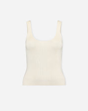 Detalhe em close do decote U e da textura canelada da regata tricot off-white em pele escura.