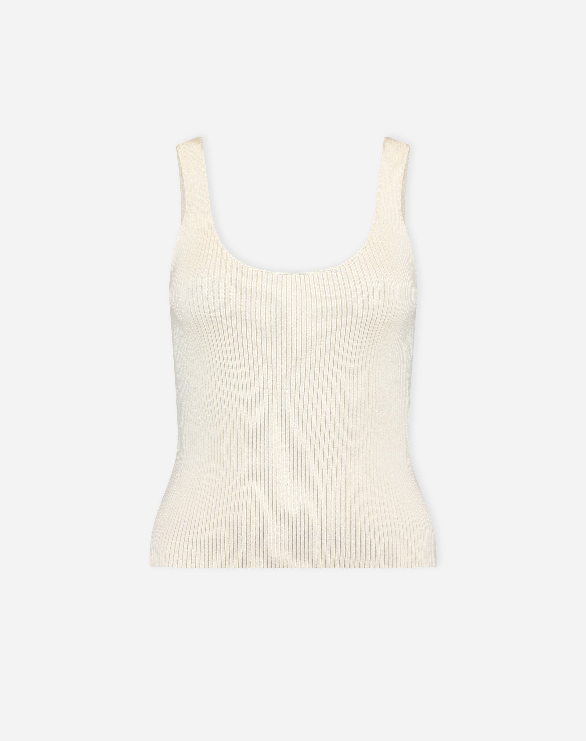 Detalhe em close do decote U e da textura canelada da regata tricot off-white em pele escura.