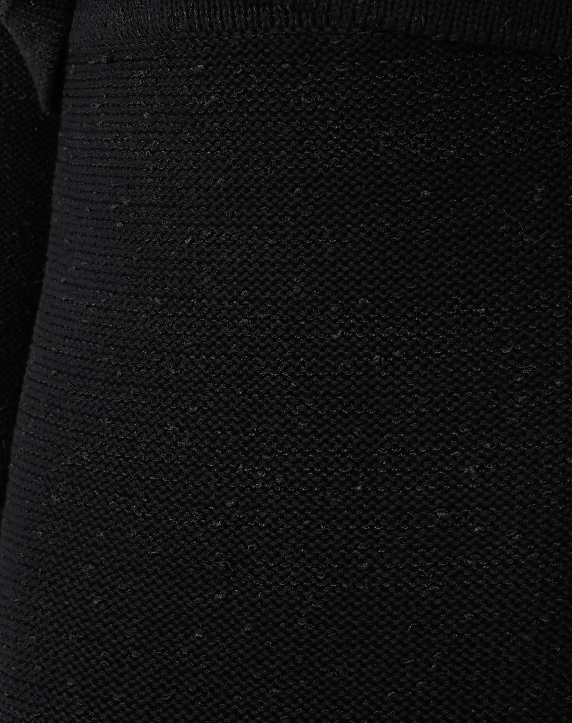 Macro da trama do tecido tricot preto com textura discreta e pequenos pontos na malha, detalhe do material poliéster/algodão