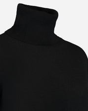 Close do ombro e gola do suéter em cashmere preto evidenciando acabamento fino e malha delicada