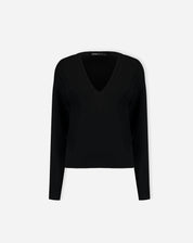 Look completo com suéter cashmere gola V preto usado com jaqueta bomber metálica e shorts prateados, styling urbano e sofisticado
