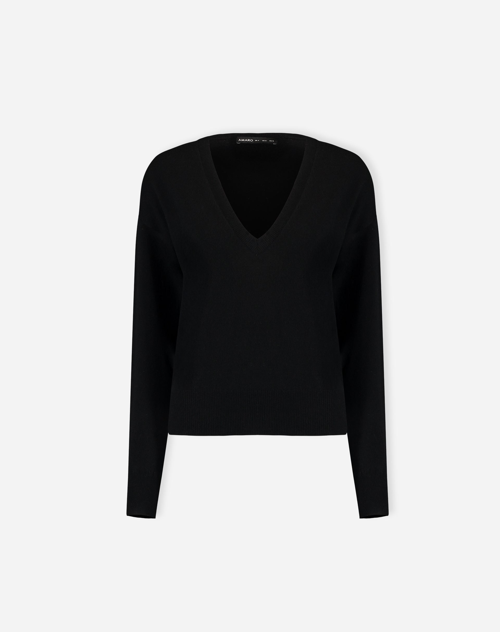 Look completo com suéter cashmere gola V preto usado com jaqueta bomber metálica e shorts prateados, styling urbano e sofisticado