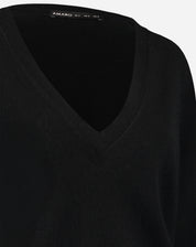 Suéter Cashmere Deluxe preto em fundo branco - vista frontal do produto mostrando silhueta, comprimento e mangas longas