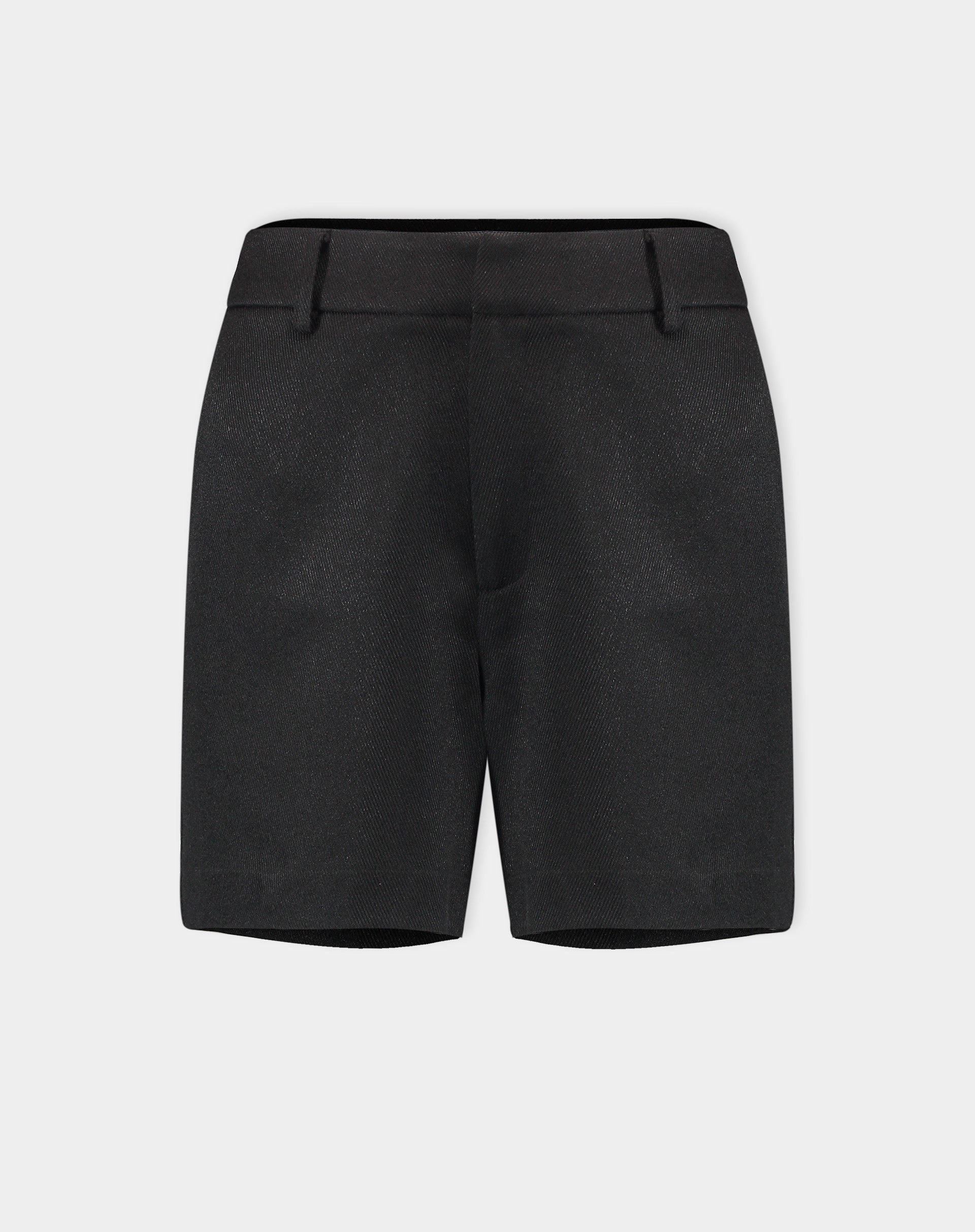 Look completo com shorts alfaiataria preto, suéter e jaqueta curta preta, styling com meias e mocassim para visual urbano
