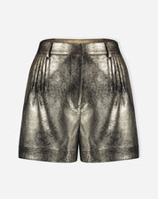 Shorts metálico dourado visual flat frontal em fundo branco - pregas frontais e bainha aplicada