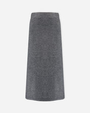 Vista traseira da saia longa tricot chumbo em modelo, evidenciando o caimento reto e barra lisa.