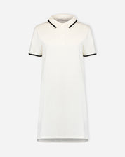 Vista 3/4 do vestido polo tricot off-white em modelagem reta com gola polo e punhos com filete preto