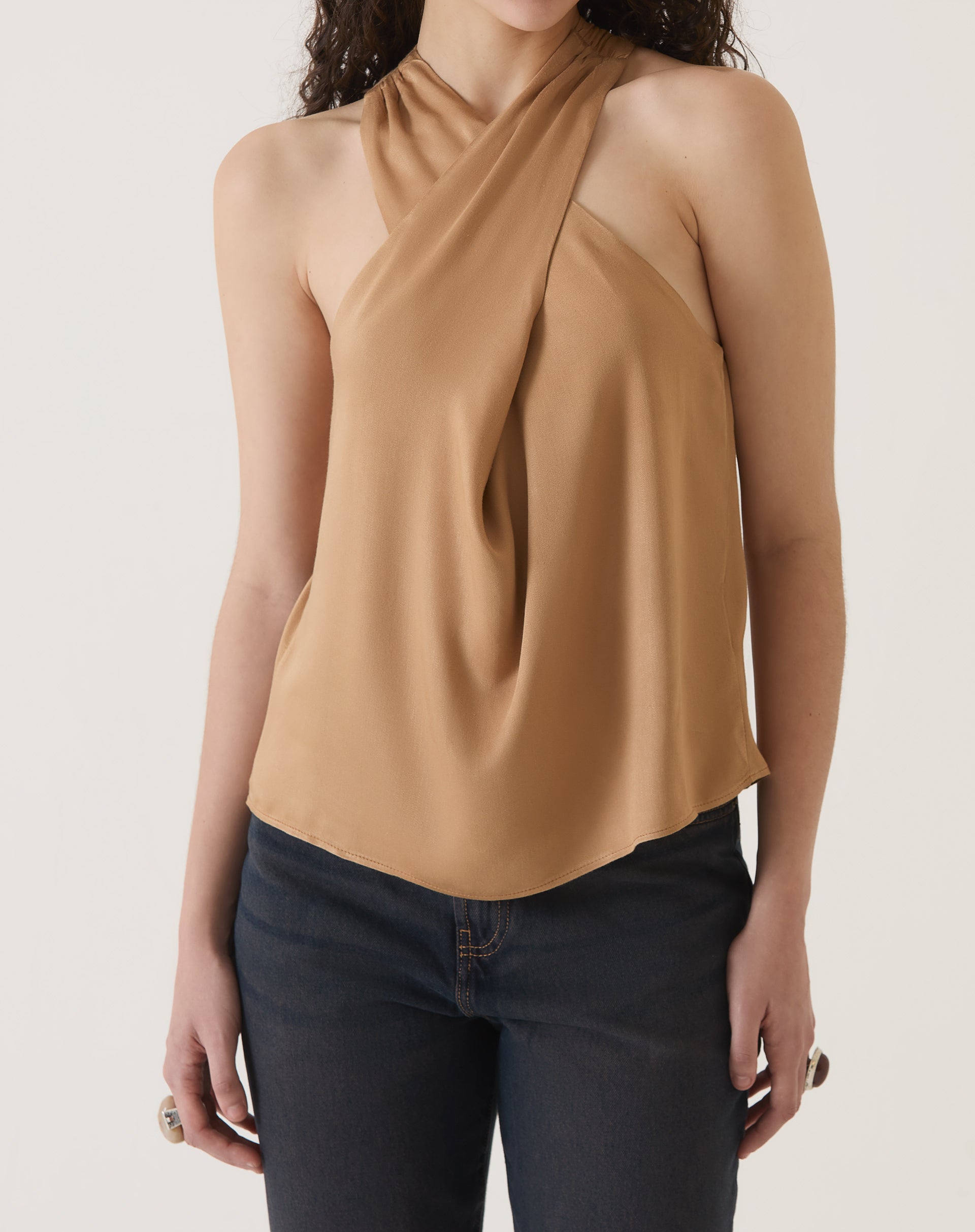 Blusa bege com decote transpassado e design sofisticado, vista frontal.