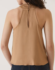 Vista traseira da blusa bege, destacando o fechamento com botões.