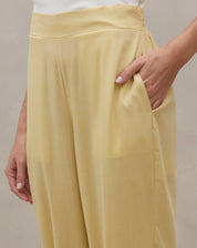 Close no cós alto e bolso lateral da Calça Jogger Aladim com a mão no bolso, destacando acabamento e tecido leve