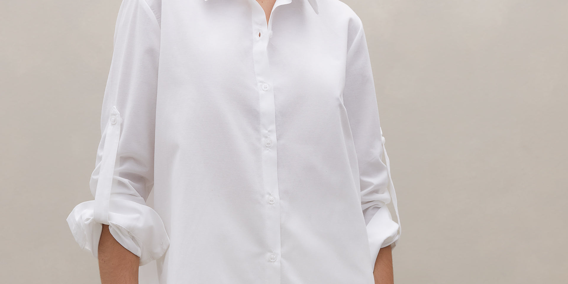 Vista traseira da camisa off-white longa mostrando barra arredondada e caimento fluido